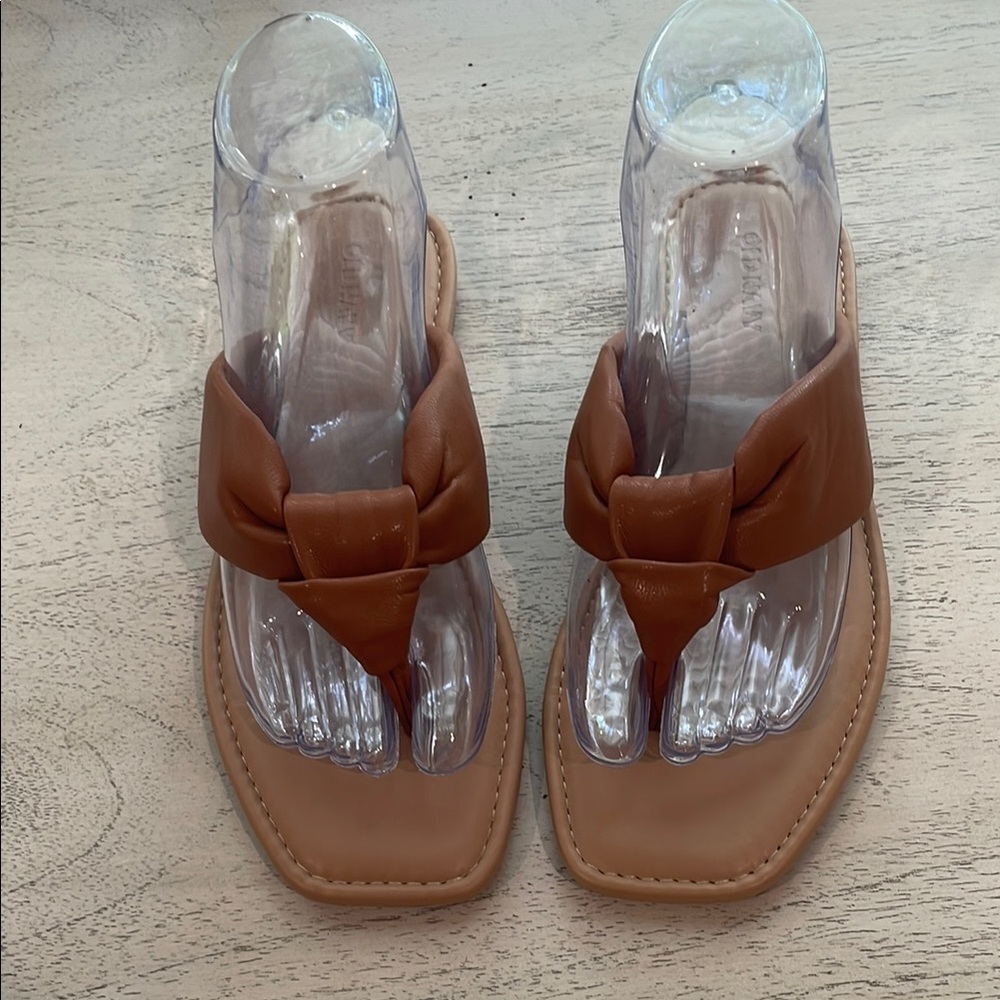 New Old Navy Thong Tan Sandals . Size 7.